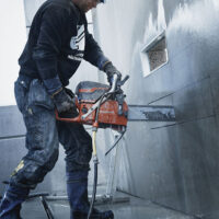 Servicios especializados en perforación, fijación y demolición técnica. Perforaciones con diamante, instalación de anclas químicas y mecánicas, sistemas cortafuego, corte de concreto y escaneo de acero de refuerzo.